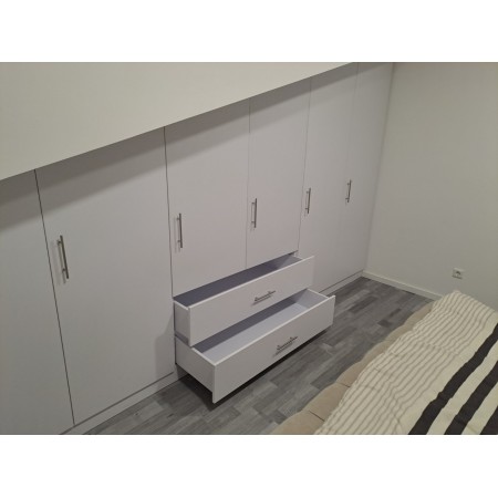 Шкафы под углом  для мансарды 